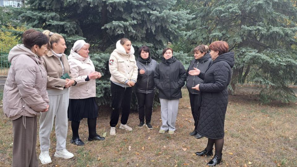 Сегодня, 1 октября, спикер Ирина Насерова провела встречи с населением по адресам: г. Макеевка, мкр. Солнечный д. 28. и д. 30 Сегодня, 1 октября, спикер Ирина Насерова провела встречи с населением по адресам: г. Макеевка, мкр. Солнечный д. 28. и д. 30