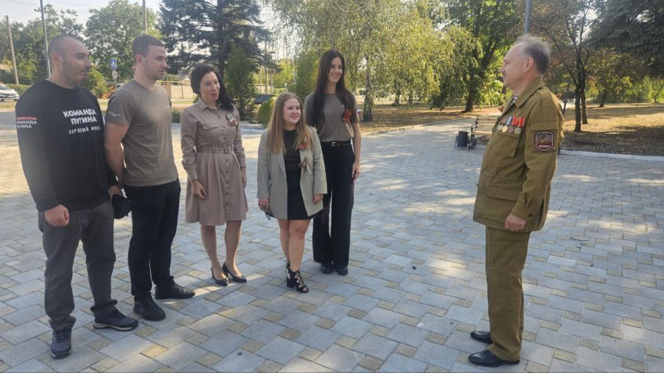 ВСТРЕЧИ С ЖИТЕЛЯМИ. 01 октября 2025 года депутаты Ясиноватского муниципального совета Донецкой Народной Республики от фракции «Единая Россия» - Анна Бондарь, Наталья Филиппова, Валерий Аксенов, Владимир Сергиенко, Елена... ВСТРЕЧИ С ЖИТЕЛЯМИ. 01 октября 2025 года депутаты Ясиноватского муниципального совета Донецкой Народной Республики от фракции «Единая Россия» - Анна Бондарь, Наталья Филиппова, Валерий Аксенов, Владимир Сергиенко, Елена...