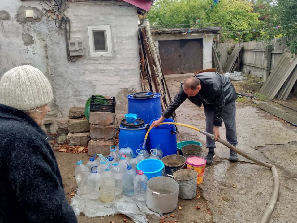 Для обеспечения водой жителей района Управой Кировского внутригородского района при поддержке региона-шефа Московская область ежедневно осуществляется подвоз воды для жителей домов, в которые в установленный графиком день не... Для обеспечения водой жителей района Управой Кировского внутригородского района при поддержке региона-шефа Московская область ежедневно осуществляется подвоз воды для жителей домов, в которые в установленный графиком день не...