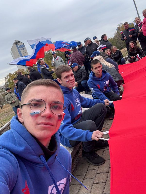 Амвросиевское отделение "Молодая Гвардия "Единой России" вместе с руководителем фракции Юрием Толоком приняли участие в торжественном автопробеге, посвященном Дню воссоединения России с Донецкой и Луганской Народными... Амвросиевское отделение "Молодая Гвардия "Единой России" вместе с руководителем фракции Юрием Толоком приняли участие в торжественном автопробеге, посвященном Дню воссоединения России с Донецкой и Луганской Народными...
