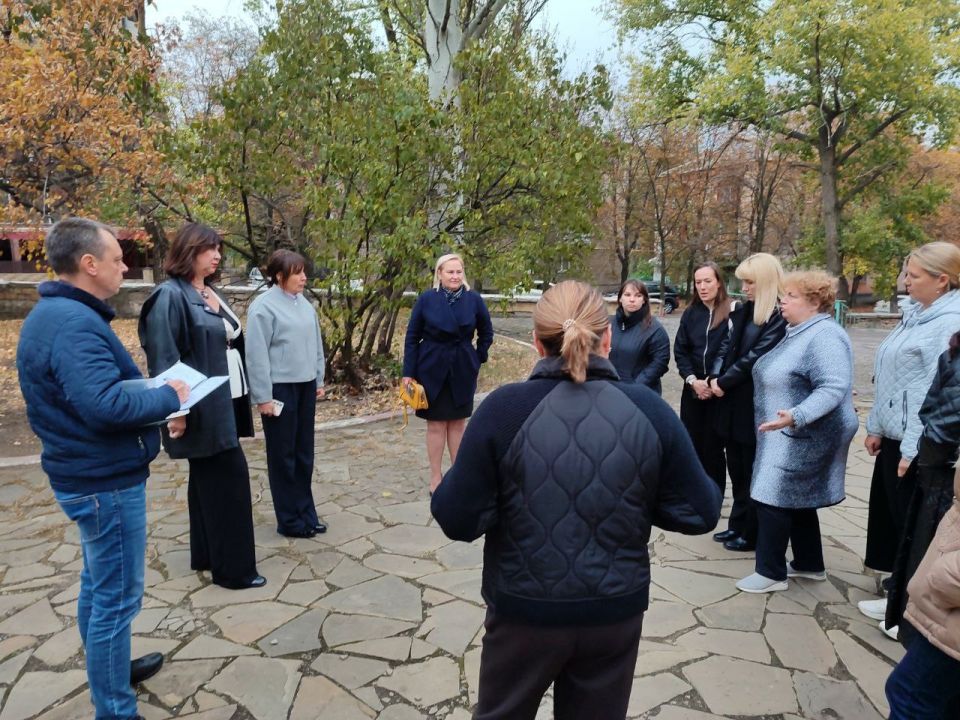 Альбина Афенченко: Сегодня, 1 октября, по поручению Главы ДНР Дениса Пушилина, руководитель Управы Калининского внутригородского района Администрации городского округа Донецк Елена Синецкая провела встречу с жителями района... Альбина Афенченко: Сегодня, 1 октября, по поручению Главы ДНР Дениса Пушилина, руководитель Управы Калининского внутригородского района Администрации городского округа Донецк Елена Синецкая провела встречу с жителями района...