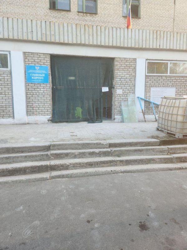 Продолжается обновление входной группы Харцызской больницы при поддержке Нижегородской области Продолжается обновление входной группы Харцызской больницы при поддержке Нижегородской области