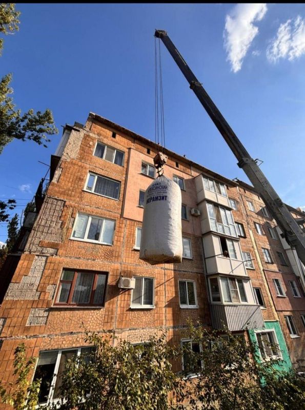 Нижегородские строители обновляют кровлю жилого дома в Харцызске Нижегородские строители обновляют кровлю жилого дома в Харцызске