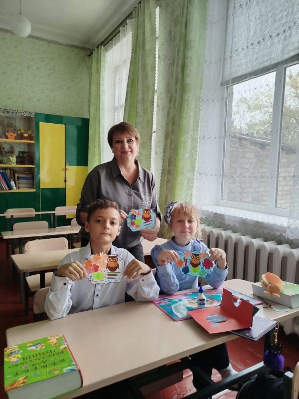 Открытка ко Дню учителя. В преддверии профессионального праздника Дня учителя, в Муниципальном бюджетном учреждении дополнительного образования "Центр технического творчества городского округа Дебальцево" проведен... Открытка ко Дню учителя. В преддверии профессионального праздника Дня учителя, в Муниципальном бюджетном учреждении дополнительного образования "Центр технического творчества городского округа Дебальцево" проведен...