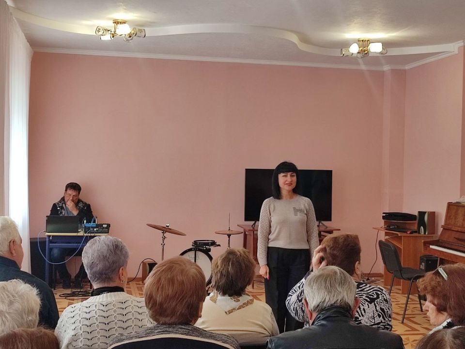 1 октября сотрудники Харцызского городского Дворца культуры совместно с Территориальным центром социального обслуживания и Харцызской детской школой искусств провели трогательное и душевное мероприятие, посвящённое Дню... 1 октября сотрудники Харцызского городского Дворца культуры совместно с Территориальным центром социального обслуживания и Харцызской детской школой искусств провели трогательное и душевное мероприятие, посвящённое Дню...