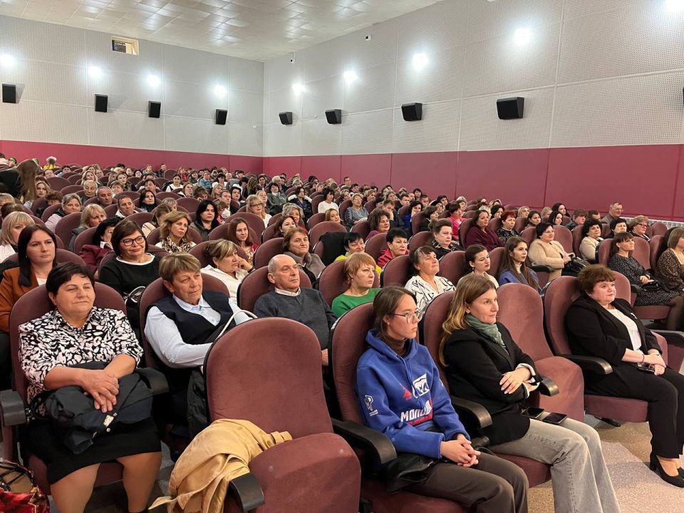 В Новоазовском культурно-досуговом центре состоялось торжественное мероприятие, посвященное профессиональным праздникам работников сферы образования: Дню воспитателя и Дню учителя В Новоазовском культурно-досуговом центре состоялось торжественное мероприятие, посвященное профессиональным праздникам работников сферы образования: Дню воспитателя и Дню учителя