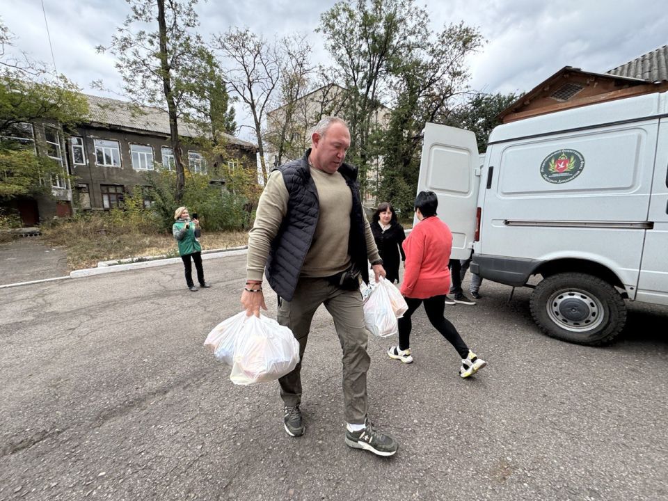 Депутаты Народного Совета Марина Каплянок, Денис Островский, Евгений Белашев вместе с представителями Благотворительного фонда «Народная Дипломатия» посетили прифронтовой Никитовский район города Горловки с гуманитарной... Депутаты Народного Совета Марина Каплянок, Денис Островский, Евгений Белашев вместе с представителями Благотворительного фонда «Народная Дипломатия» посетили прифронтовой Никитовский район города Горловки с гуманитарной...