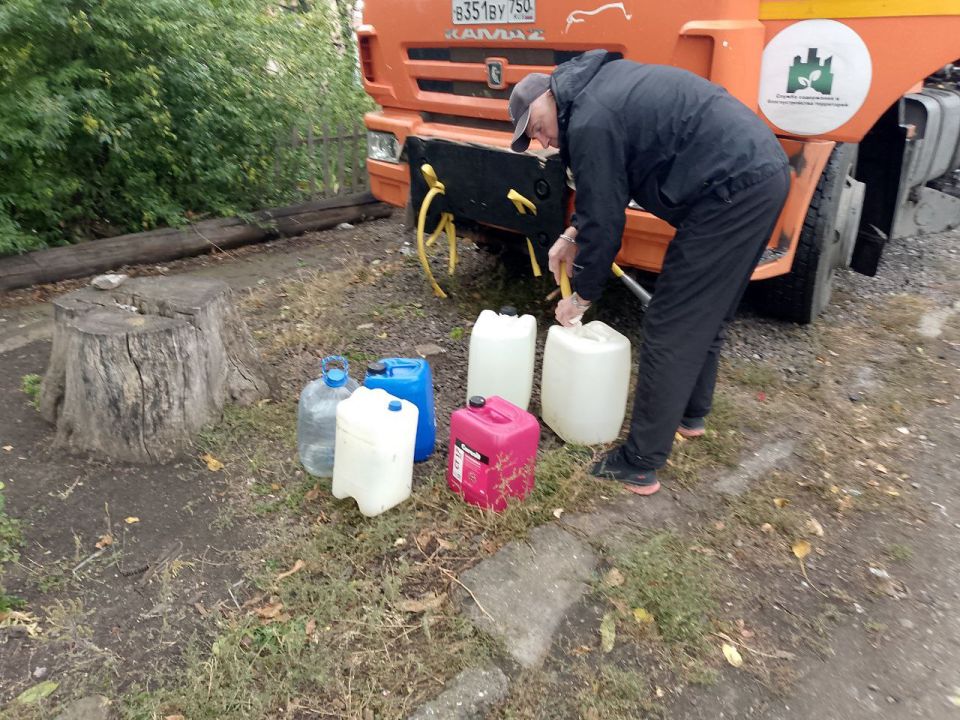 Для обеспечения водой жителей района Управой Кировского внутригородского района при поддержке региона-шефа Московская область ежедневно осуществляется подвоз воды для жителей домов, в которые в установленный графиком день не... Для обеспечения водой жителей района Управой Кировского внутригородского района при поддержке региона-шефа Московская область ежедневно осуществляется подвоз воды для жителей домов, в которые в установленный графиком день не...