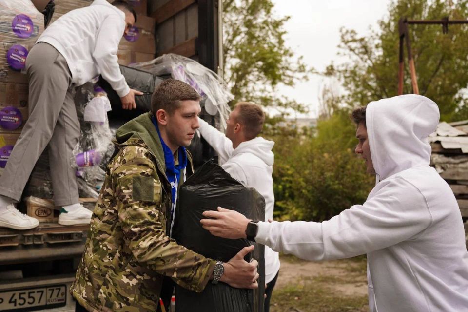 Волонтеры из северной столицы доставили тонны гуманитарной помощи в ДНР Волонтеры из северной столицы доставили тонны гуманитарной помощи в ДНР