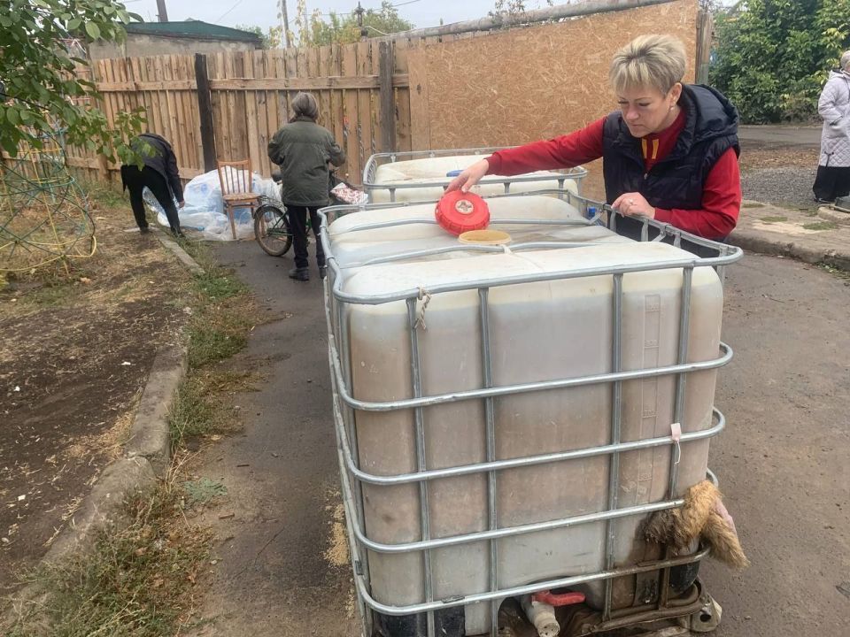 01 октября 2025 года депутаты Ясиноватского муниципального совета Анна Бондарь и Елена Исаенко посетили места подвоза воды 01 октября 2025 года депутаты Ясиноватского муниципального совета Анна Бондарь и Елена Исаенко посетили места подвоза воды