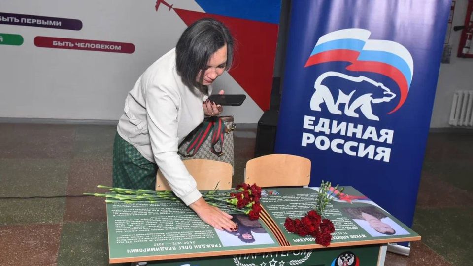 В гимназии №122 Донецка открыли «Парты Героя» в память о павших защитниках Донбасса В гимназии №122 Донецка открыли «Парты Героя» в память о павших защитниках Донбасса