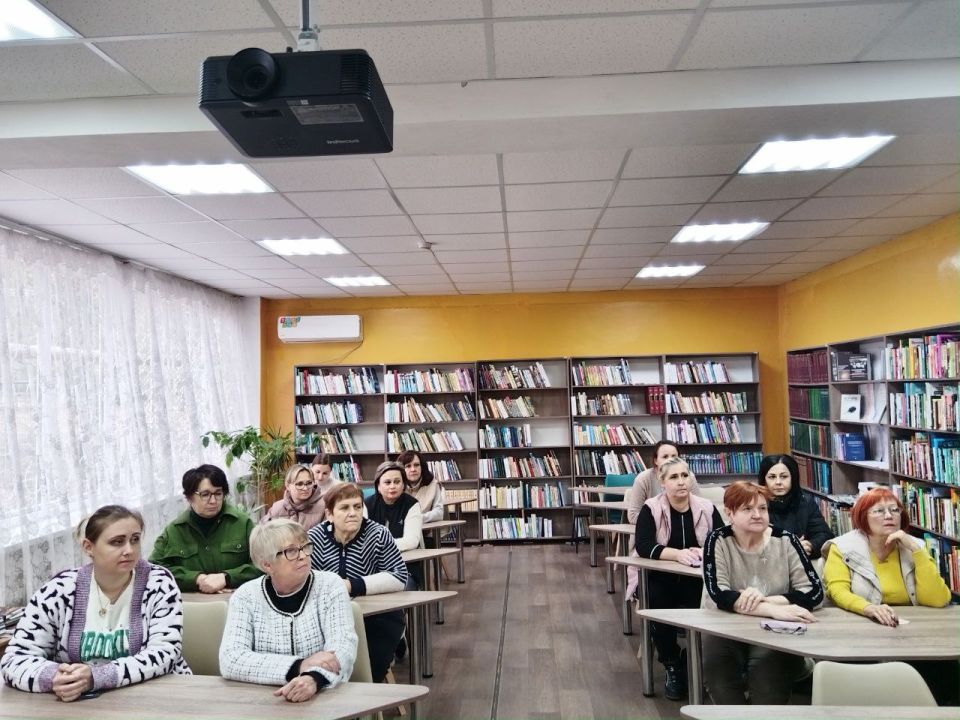 Лидер общественного мнения встретилась с коллективом Кировской городской библиотеки Лидер общественного мнения встретилась с коллективом Кировской городской библиотеки