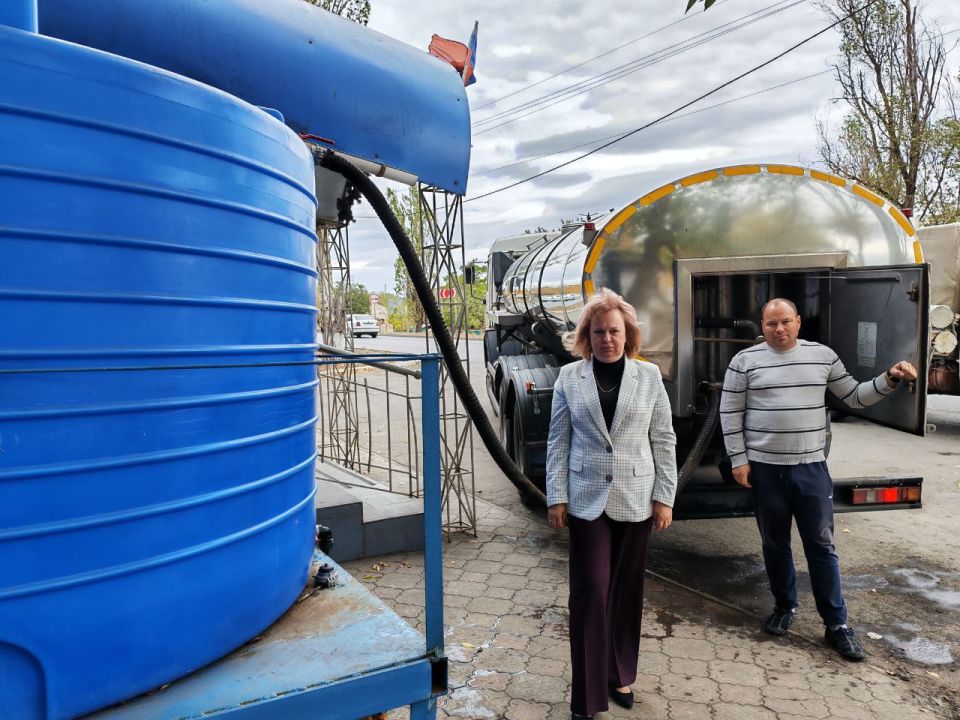 В рамках поручения Главы Республики Дениса Пушилина депутат Торезского городского совета Яна Оприщенко проконтролировала подвоз воды в ранее установленную емкость по адресу: пр. Гагарина, 137 В рамках поручения Главы Республики Дениса Пушилина депутат Торезского городского совета Яна Оприщенко проконтролировала подвоз воды в ранее установленную емкость по адресу: пр. Гагарина, 137