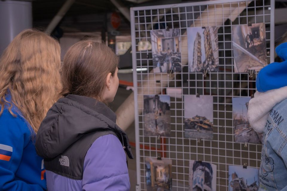 Молодёжь показывает разрушения и восстановление Республики Молодёжь показывает разрушения и восстановление Республики