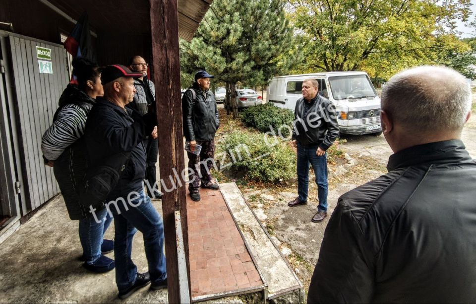 Заместитель главы администрации городского округа Донецк провел встречу с трудовым коллективом спортивной школы № 4 в Петровском районе Заместитель главы администрации городского округа Донецк провел встречу с трудовым коллективом спортивной школы № 4 в Петровском районе