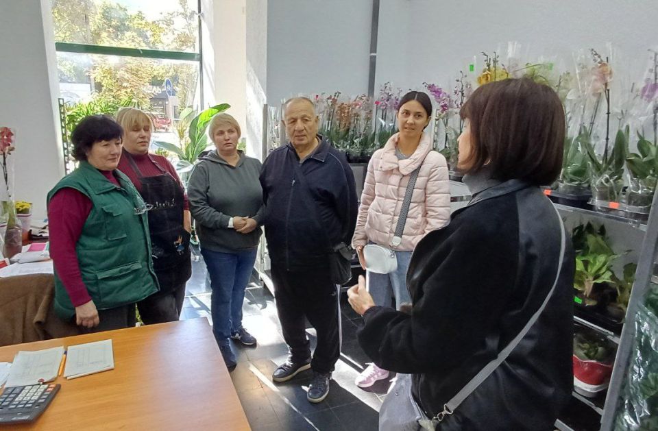 Валентин Левченко: В царстве уюта и красоты провела сегодня встречу с трудовым коллективом ООО «Нова Люкс» заместитель руководителя Управы Елена Повалий Валентин Левченко: В царстве уюта и красоты провела сегодня встречу с трудовым коллективом ООО «Нова Люкс» заместитель руководителя Управы Елена Повалий