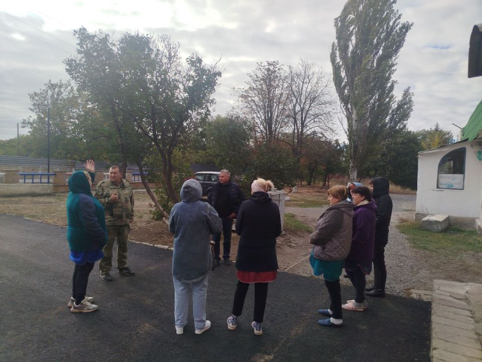 2 октября депутат Старобешевского муниципального совета Партии "Единая Россия" Николай Горулько провел встречу с жителями села Солнцево 2 октября депутат Старобешевского муниципального совета Партии "Единая Россия" Николай Горулько провел встречу с жителями села Солнцево