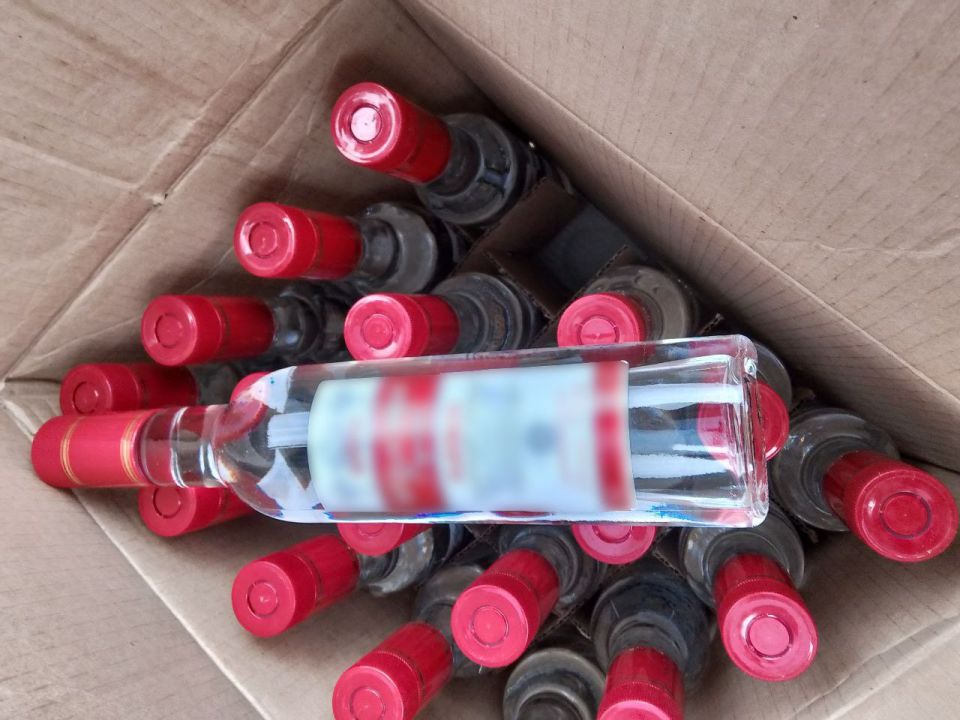 Полицейские изъяли из оборота 15 ящиков немаркированной алкогольной продукции в пгт Полицейские изъяли из оборота 15 ящиков немаркированной алкогольной продукции в пгт