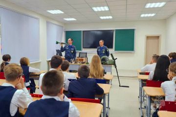 В одной из донецких школ сотрудники МЧС провели урок ко Дню гражданской обороны