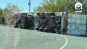 В Енакиево на Веровском кольце перевернулась фура