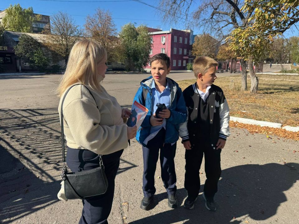 Сегодня, 2 октября, в центральной части города Дебальцево сотрудники МБУ "Центр культуры и досуга города Дебальцево" провели профилактическую акцию для детей под названием "Взрывоопасные предметы и правила поведения с ними" Сегодня, 2 октября, в центральной части города Дебальцево сотрудники МБУ "Центр культуры и досуга города Дебальцево" провели профилактическую акцию для детей под названием "Взрывоопасные предметы и правила поведения с ними"