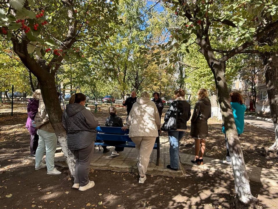 Встреча с жителями. 2 октября заместитель главы Шахтерского муниципального округа Сергей Назаров встретился с жителями дома №19 микрорайона Молодёжный Встреча с жителями. 2 октября заместитель главы Шахтерского муниципального округа Сергей Назаров встретился с жителями дома №19 микрорайона Молодёжный