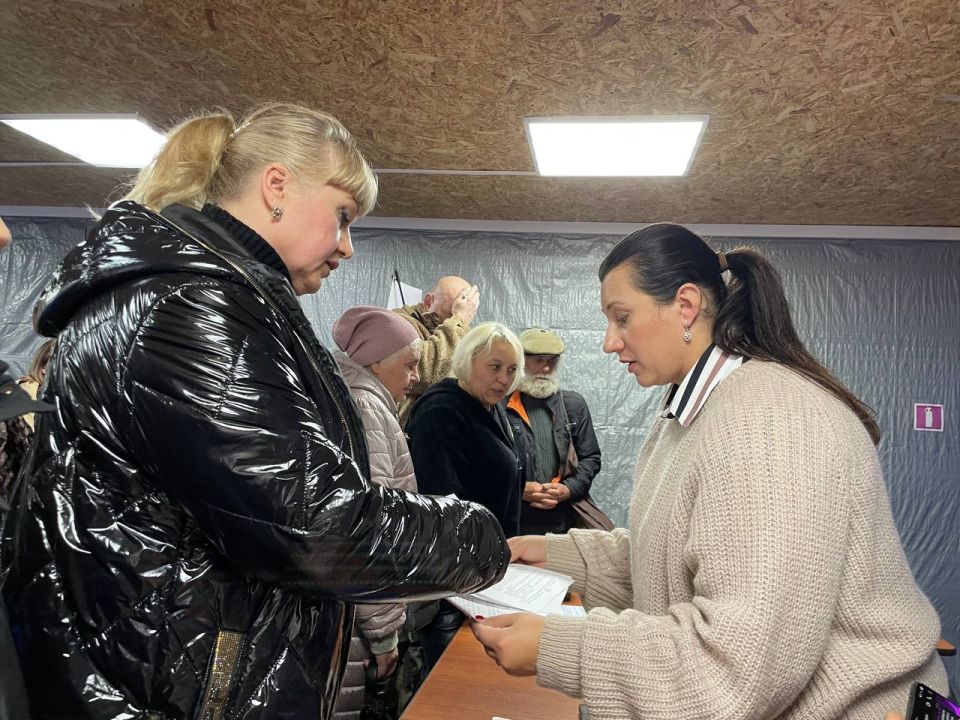 Анна Кондрыкинская: Продолжаю оперативно проводить встречи со старшими по домам: на днях была в прифронтовом городе нашей Республики Горловке Анна Кондрыкинская: Продолжаю оперативно проводить встречи со старшими по домам: на днях была в прифронтовом городе нашей Республики Горловке