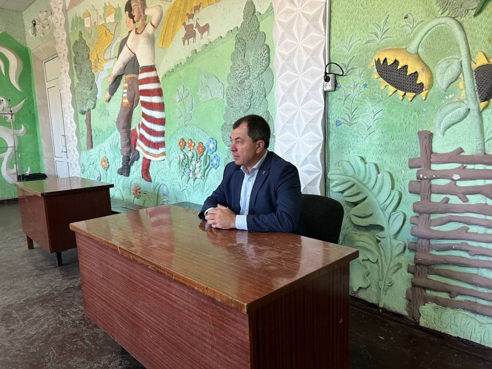 Встреча с коллективом. Заместитель главы округа Юрий Касицкий провел встречу с коллективом сельского Дома культуры поселка Садовое Встреча с коллективом. Заместитель главы округа Юрий Касицкий провел встречу с коллективом сельского Дома культуры поселка Садовое