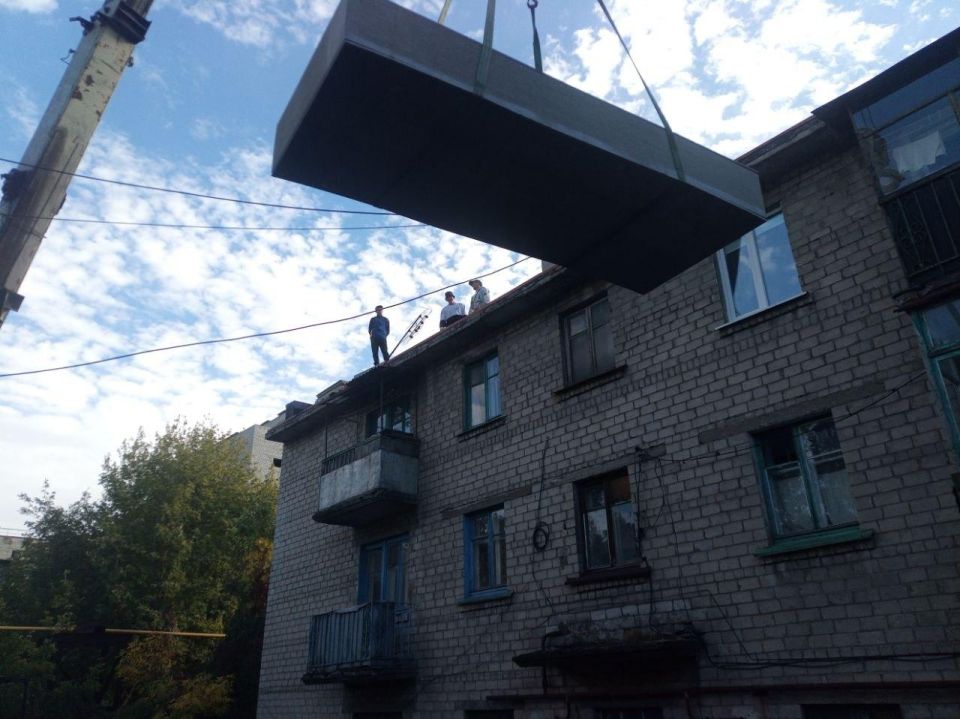 Нижегородские подрядчики продолжают ремонт кровли в Харцызске Нижегородские подрядчики продолжают ремонт кровли в Харцызске