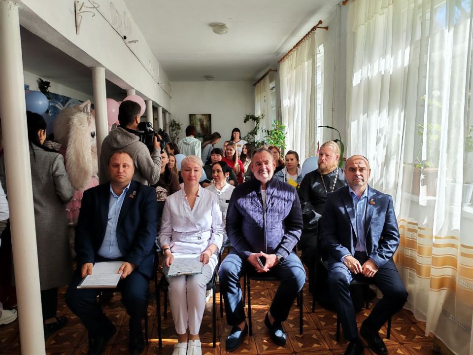 С Днём беременных. Сегодня, 2 октября, в женской консультации ГБУ ДНР «ЦГБ г. Тореза» прошел праздник для будущих мам, в котором приняли участие Председатель Торезского городского совета Александр Казмерчук, заместитель... С Днём беременных. Сегодня, 2 октября, в женской консультации ГБУ ДНР «ЦГБ г. Тореза» прошел праздник для будущих мам, в котором приняли участие Председатель Торезского городского совета Александр Казмерчук, заместитель...