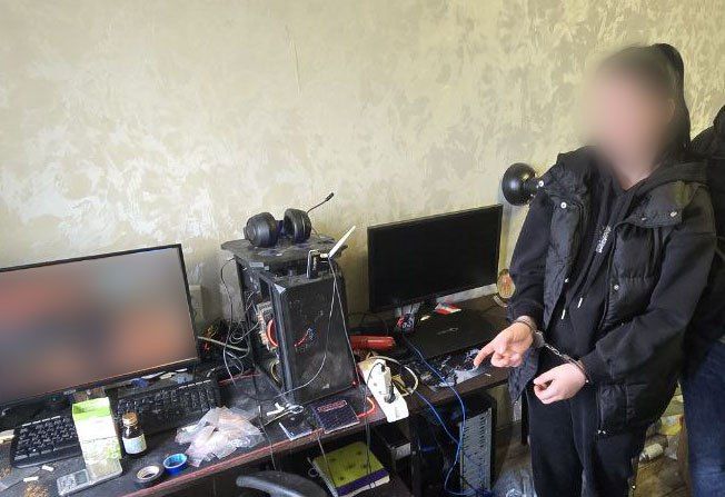 Сотрудники полиции задержали наркосбытчиков в Донецке Сотрудники полиции задержали наркосбытчиков в Донецке