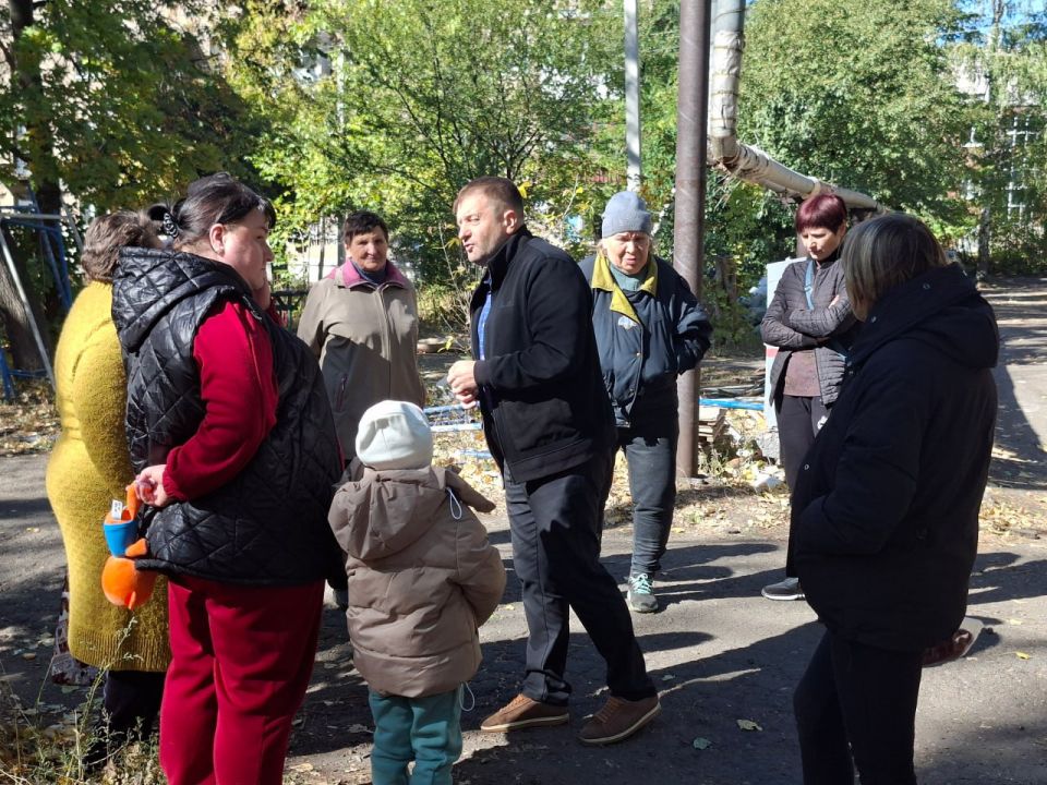 Сегодня, заместитель главы администрации городского округа Дебальцево Виталий Тур обсудил наиболее волнующие вопросы жителей Сегодня, заместитель главы администрации городского округа Дебальцево Виталий Тур обсудил наиболее волнующие вопросы жителей