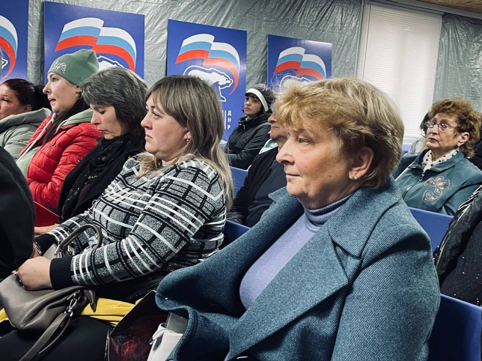 Анна Кондрыкинская: Продолжаю оперативно проводить встречи со старшими по домам: на днях была в прифронтовом городе нашей Республики Горловке Анна Кондрыкинская: Продолжаю оперативно проводить встречи со старшими по домам: на днях была в прифронтовом городе нашей Республики Горловке