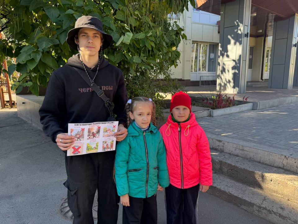 Сегодня, 2 октября, в центральной части города Дебальцево сотрудники МБУ "Центр культуры и досуга города Дебальцево" провели профилактическую акцию для детей под названием "Взрывоопасные предметы и правила поведения с ними" Сегодня, 2 октября, в центральной части города Дебальцево сотрудники МБУ "Центр культуры и досуга города Дебальцево" провели профилактическую акцию для детей под названием "Взрывоопасные предметы и правила поведения с ними"