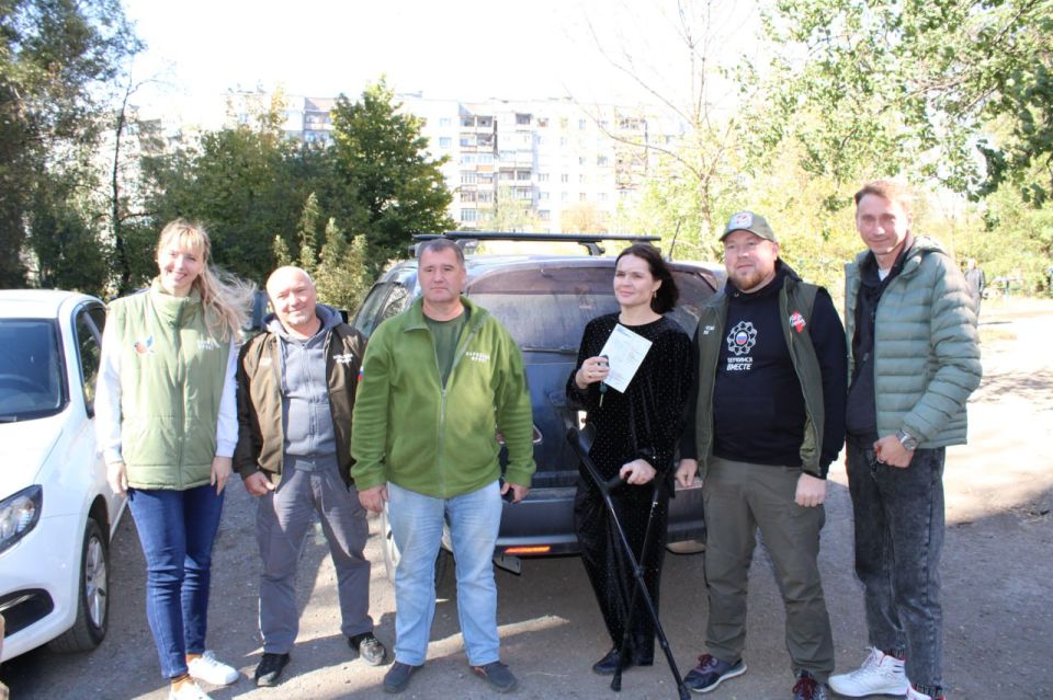 Сегодня, руководитель Исполкома «Народного Фронта» Республики Саха (Якутия) Дмитрий Паньков передал ключи от автомобиля волонтеру, участнику боевых действий, Вере Калмыковой Сегодня, руководитель Исполкома «Народного Фронта» Республики Саха (Якутия) Дмитрий Паньков передал ключи от автомобиля волонтеру, участнику боевых действий, Вере Калмыковой