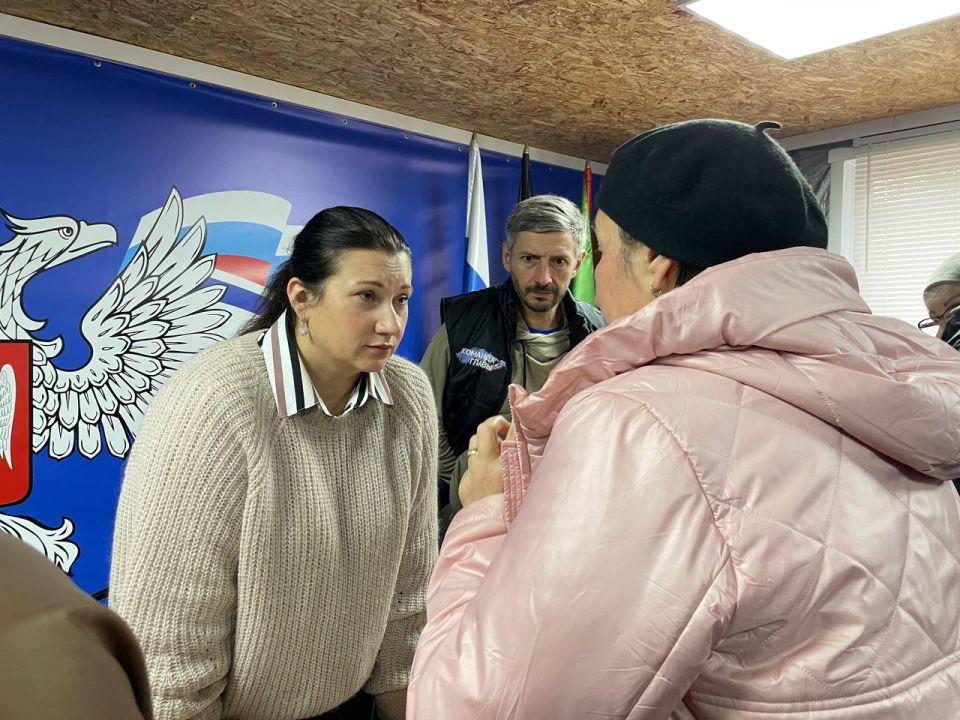 Анна Кондрыкинская: Продолжаю оперативно проводить встречи со старшими по домам: на днях была в прифронтовом городе нашей Республики Горловке Анна Кондрыкинская: Продолжаю оперативно проводить встречи со старшими по домам: на днях была в прифронтовом городе нашей Республики Горловке