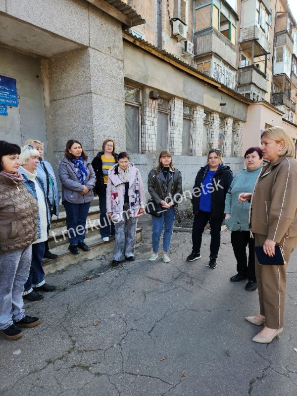 В Петровском районе состоялась встреча с трудовым коллективом библиотеки-филиала №7 Централизованной библиотечной системы для детей, на которой присутствовала заместитель главы администрации городского округа Донецк В Петровском районе состоялась встреча с трудовым коллективом библиотеки-филиала №7 Централизованной библиотечной системы для детей, на которой присутствовала заместитель главы администрации городского округа Донецк