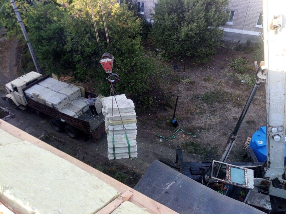 Нижегородские подрядчики продолжают ремонт кровли в Харцызске Нижегородские подрядчики продолжают ремонт кровли в Харцызске