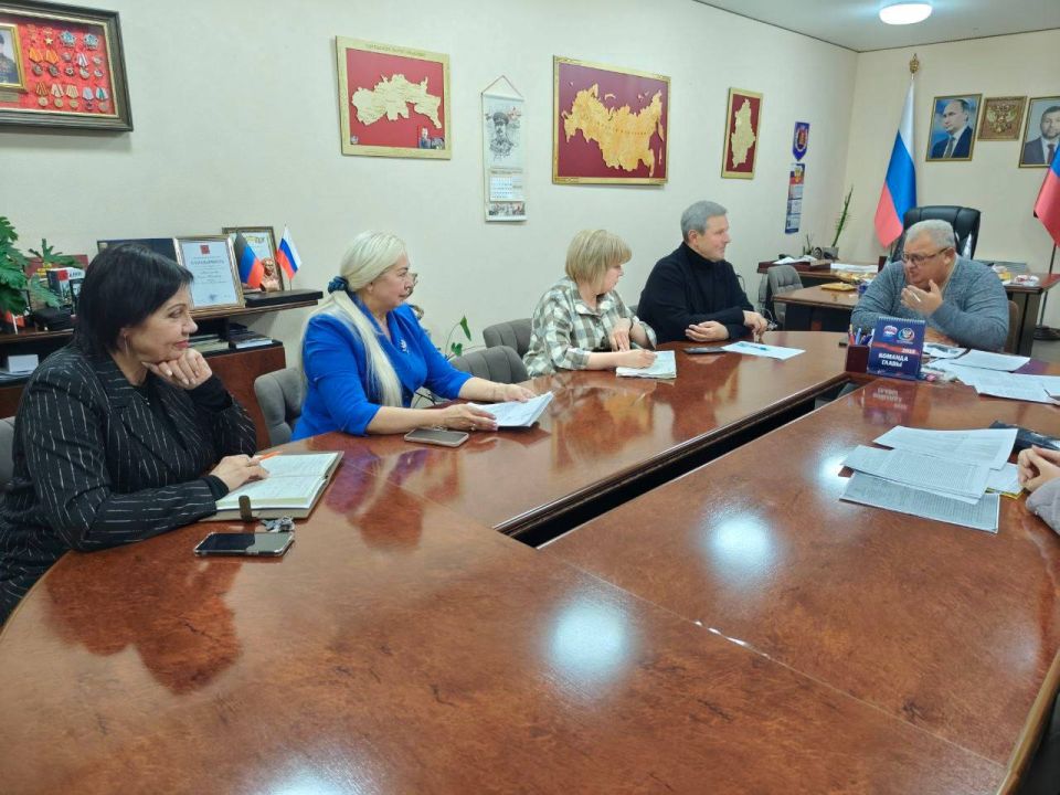 Министр культуры Михаил Желтяков провел рабочую встречу с главой городского округа Енакиево Игорем Мартыновым Министр культуры Михаил Желтяков провел рабочую встречу с главой городского округа Енакиево Игорем Мартыновым