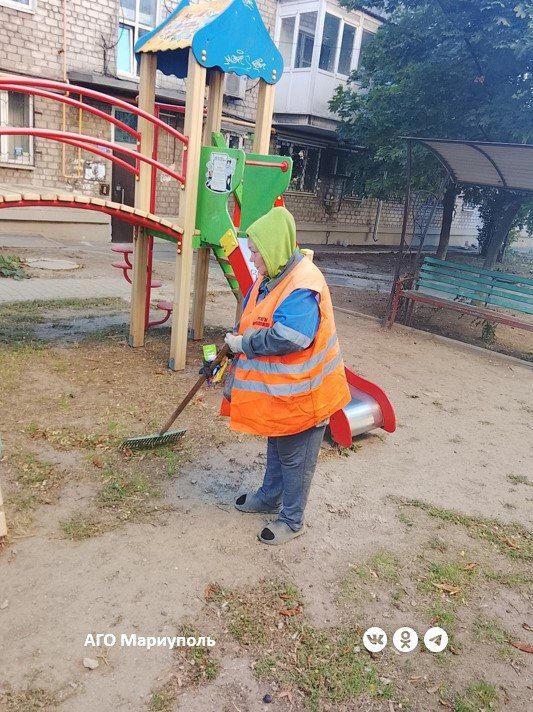 В трех районах Мариуполя коммунальщики провели комплексные работы по благоустройству придомовых территорий В трех районах Мариуполя коммунальщики провели комплексные работы по благоустройству придомовых территорий