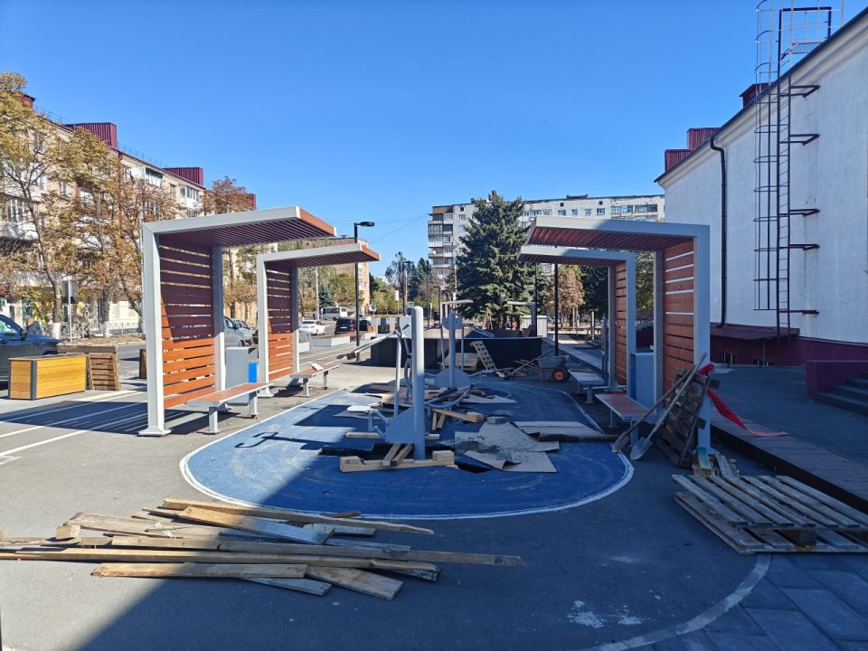 В Снежном на главной площади устанавливают детские игровые комплексы В Снежном на главной площади устанавливают детские игровые комплексы