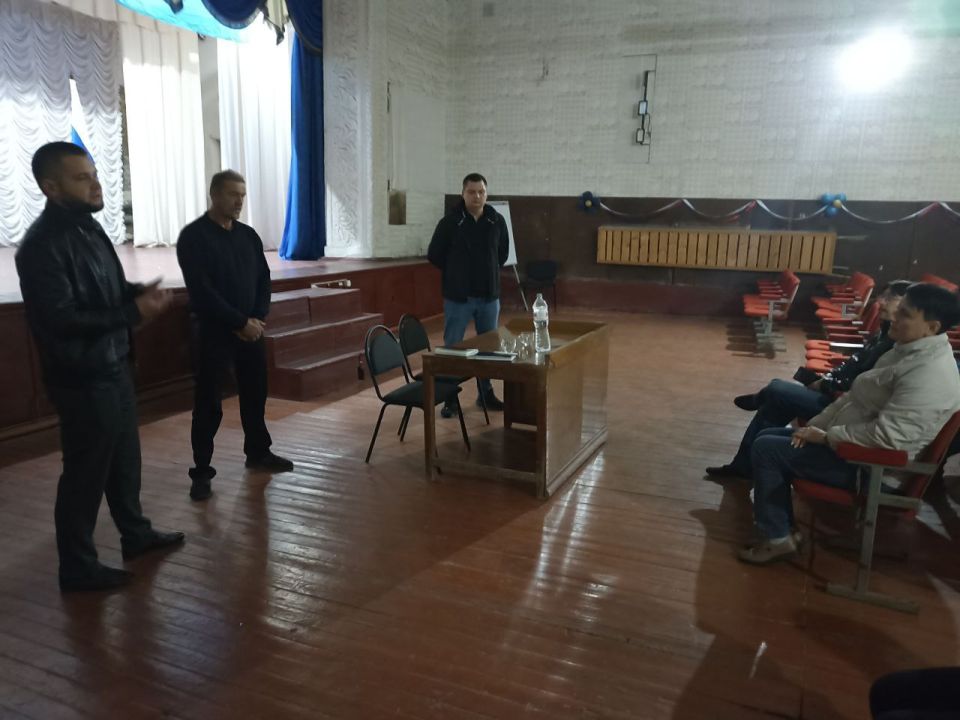 Первый заместитель Главы Администрации Тельмановского округа встретился с жителями села Староигнатьевка Первый заместитель Главы Администрации Тельмановского округа встретился с жителями села Староигнатьевка