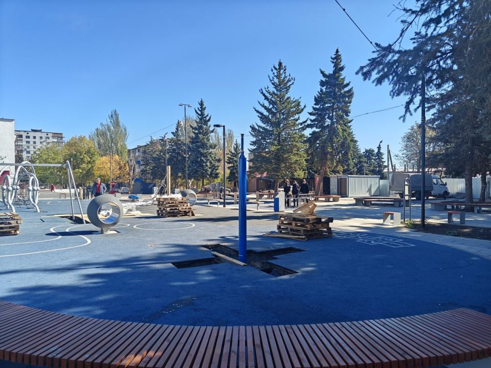 В Снежном на главной площади устанавливают детские игровые комплексы В Снежном на главной площади устанавливают детские игровые комплексы