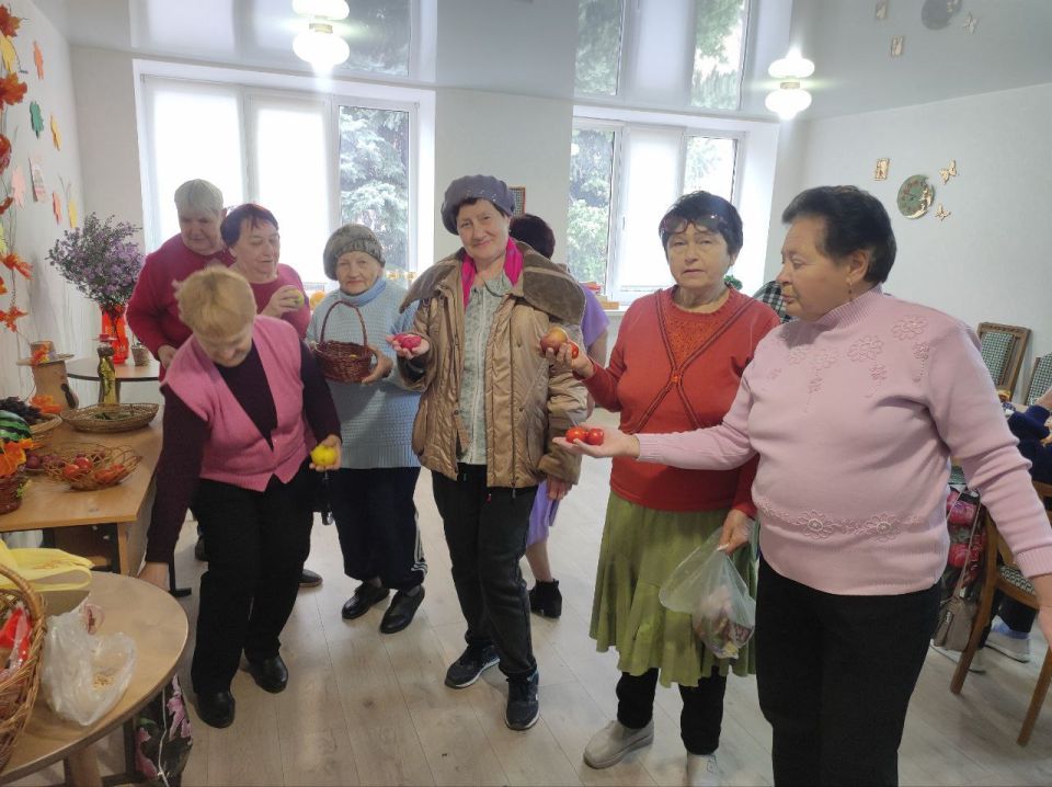 Женское движение "Единая Россия" активисты Совета женщин города Дебальцево ,депутат городского совета Наталья Сиренко поздравили в "Центре социального обслуживания населения города Дебальцево «С днем элегантного... Женское движение "Единая Россия" активисты Совета женщин города Дебальцево ,депутат городского совета Наталья Сиренко поздравили в "Центре социального обслуживания населения города Дебальцево «С днем элегантного...