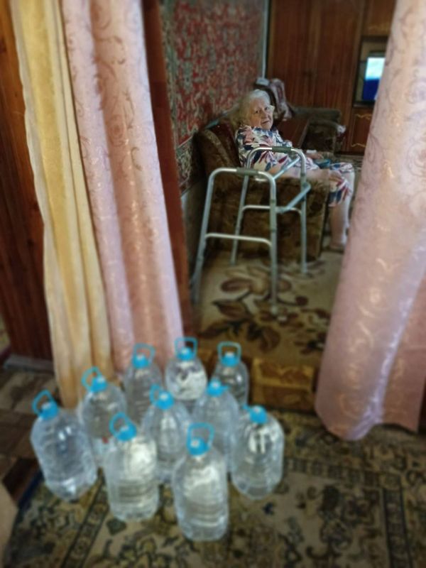 Денис Зубов: Помощь пенсионерам. К международному Дню пожилого человека, который в России отмечают 1 октября администрация, совместно с сотрудниками Росгвардии продолжают принимать участие в акции «Эстафета Добра» Денис Зубов: Помощь пенсионерам. К международному Дню пожилого человека, который в России отмечают 1 октября администрация, совместно с сотрудниками Росгвардии продолжают принимать участие в акции «Эстафета Добра»