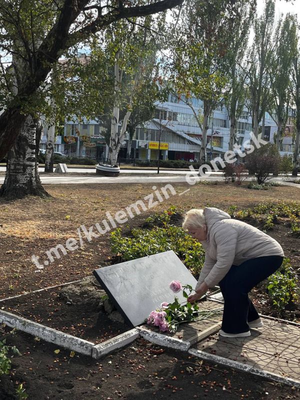 В Донецке почтили память учителей, ставших жертвами обстрелов ВСУ В Донецке почтили память учителей, ставших жертвами обстрелов ВСУ