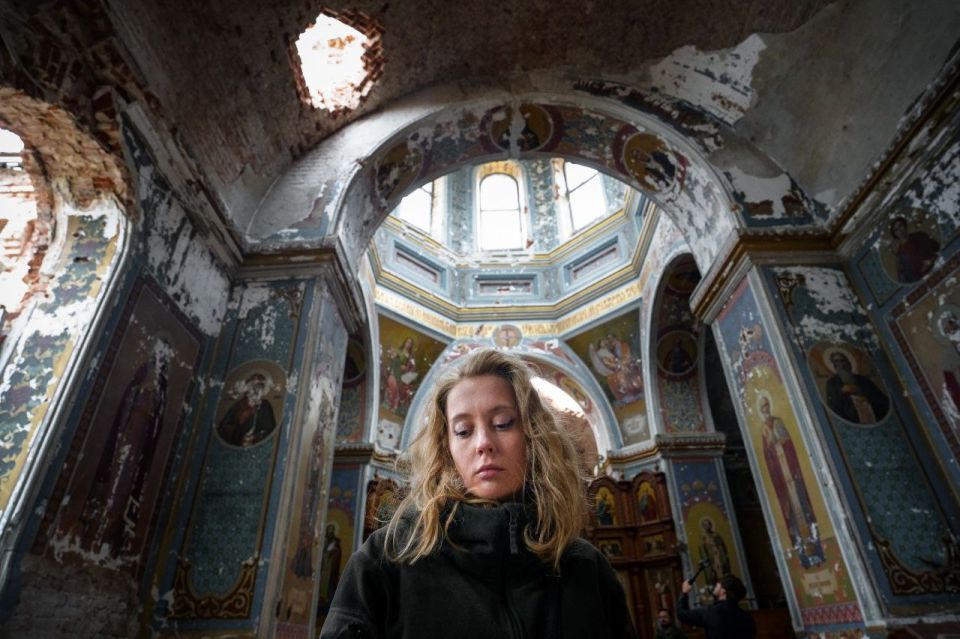 Денис Григорюк: Журналист и телеведущая канала "Спас" Вероника Иващенко в разрушенном обстрелами ВСУ храме в селе Никольское