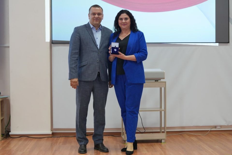 В Минобрнауки ДНР поздравили и наградили педагогов региона и сотрудников ведомства В Минобрнауки ДНР поздравили и наградили педагогов региона и сотрудников ведомства