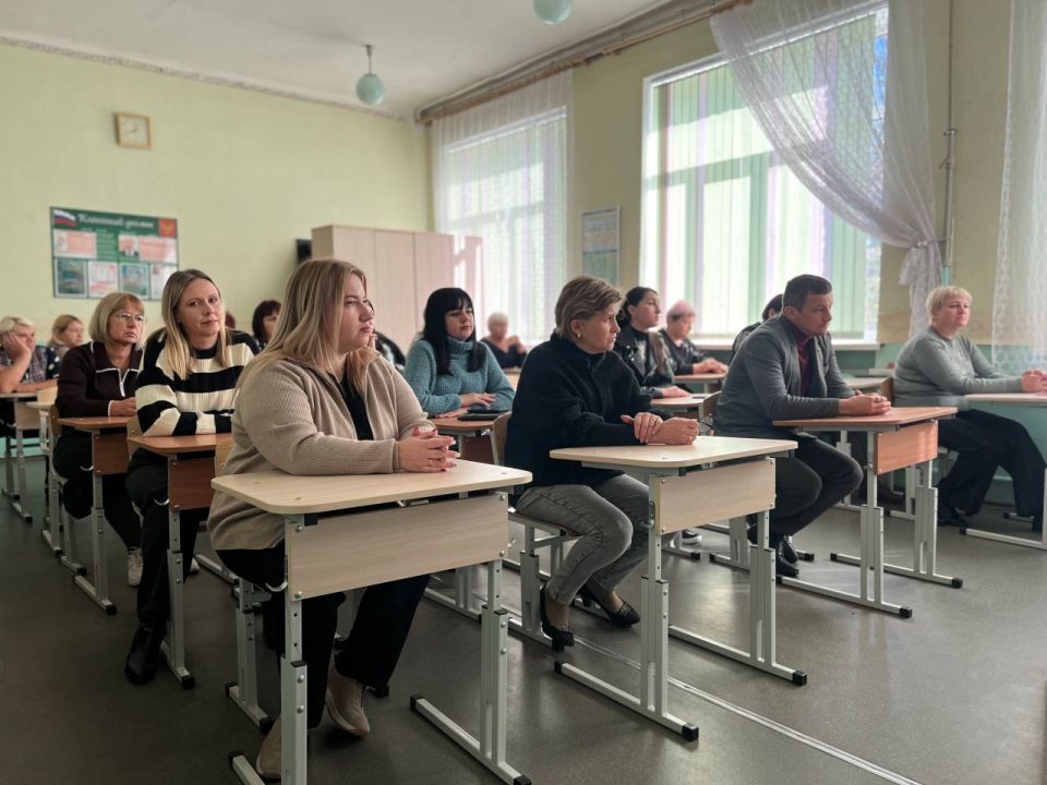 Коллектив Благодатновской школы обратился с вопросом ремонта здания образовательного учреждения Коллектив Благодатновской школы обратился с вопросом ремонта здания образовательного учреждения