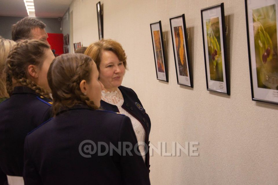 В Донецком краеведческом музее открылась выставка фоторабот «Дмитрий Смольников: неслучайные штрихи» В Донецком краеведческом музее открылась выставка фоторабот «Дмитрий Смольников: неслучайные штрихи»